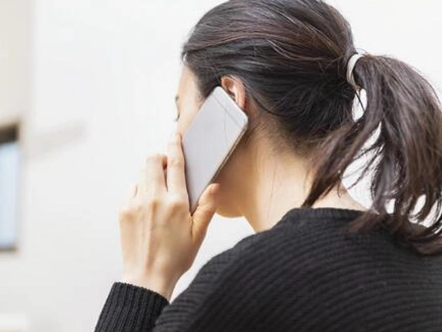 電話する女性