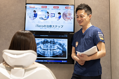 患者に挨拶するドクター