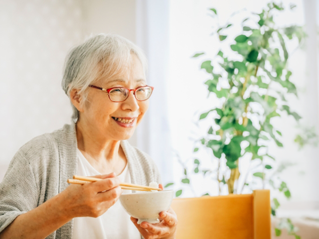 入れ歯を使って食事を楽しむ高齢者
