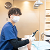 口腔内スキャンを行うドクター