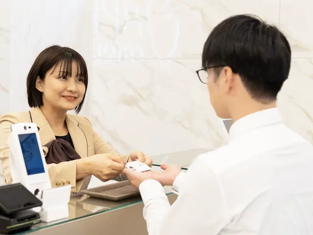 受付で問診票を記入するイメージ