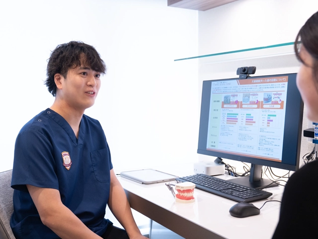 歯科医師がカウンセリングをしているイメージ