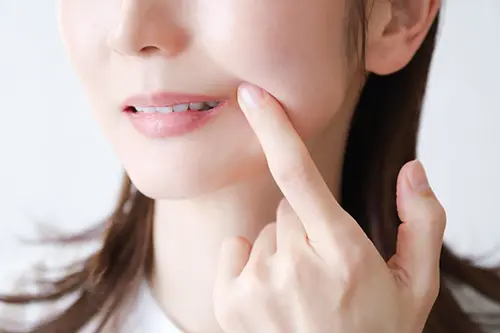 歯並びを気にする女性