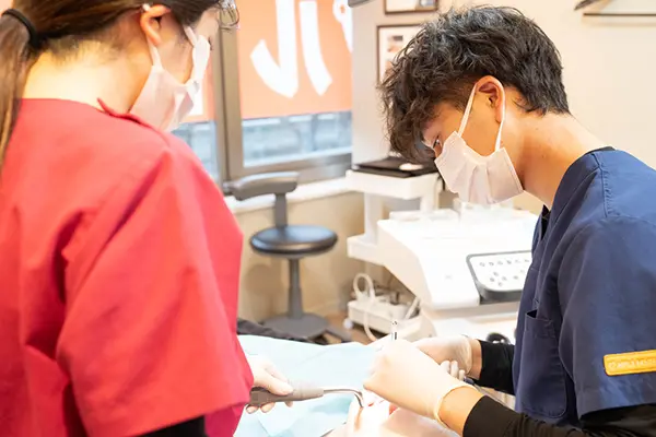 治療する歯科医師