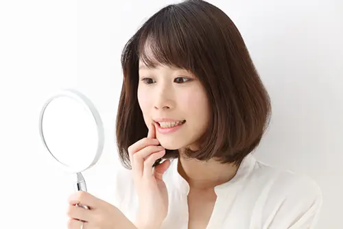銀歯で悩む女性