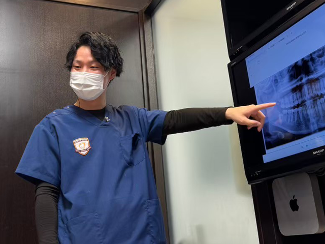 咬筋ボツリヌス療法についてカウンセリングをする歯科医師
