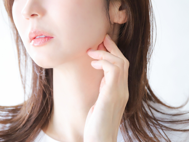 顎関節の不調を感じる女性