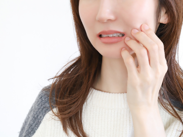 虫歯がないのに歯の痛みを感じる女性