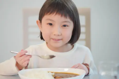 痛がるワイヤー矯正の女の子