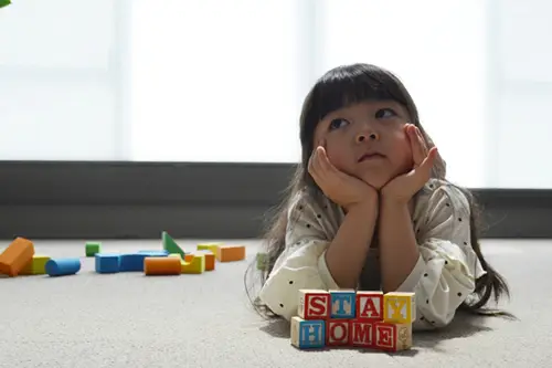 頬杖をする子供