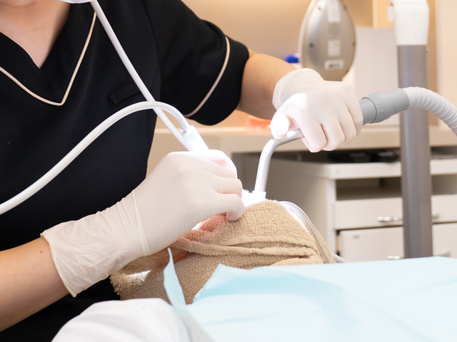 定期検診で口腔内をチェックする歯科衛生士