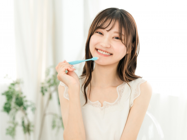 歯ブラシでセルフケアを行う女性