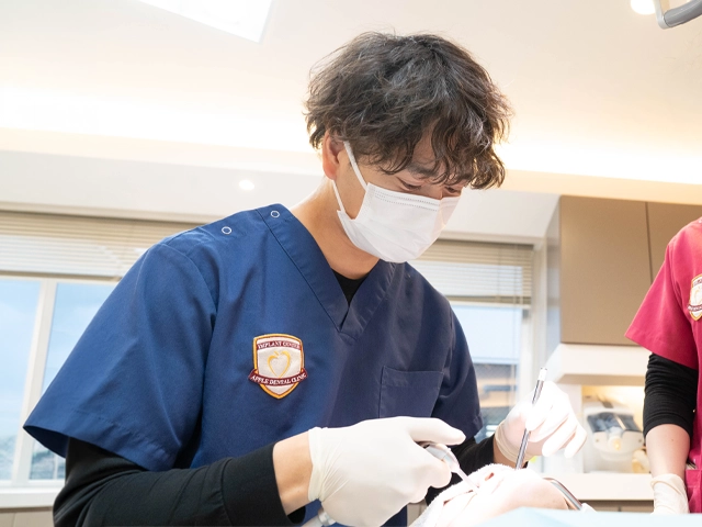 根管治療を行う歯科医師