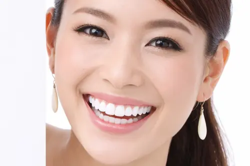 際立って白い歯の女性