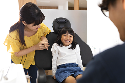 歯科医師の説明を聞く親子