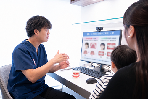 費用の説明を受ける保護者