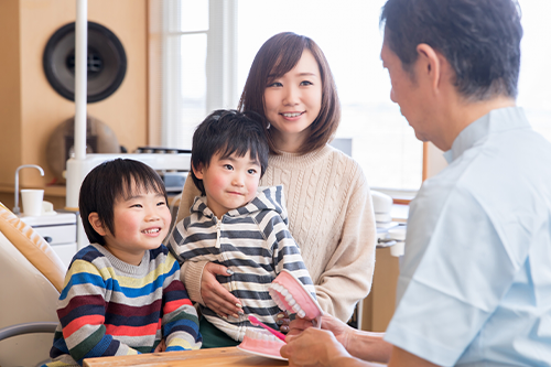 相談を終えて笑顔の親子
