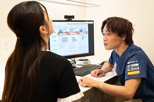 歯科医師に相談する患者