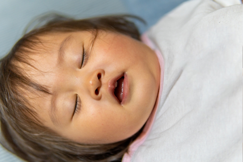 口を開けて寝る子供