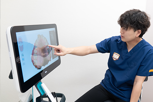 口腔内スキャナーで歯並びを確認する様子