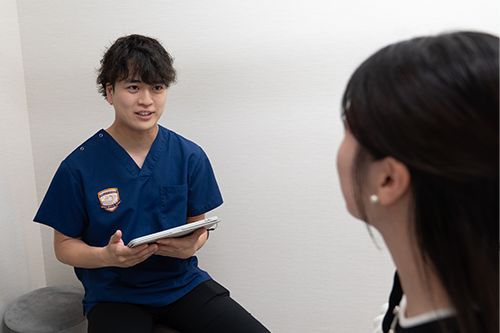 家庭でのケアについて説明を受ける保護者