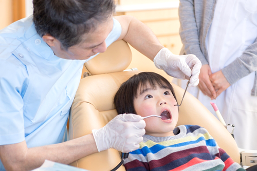 歯科医師による子どもの予防処置の様子