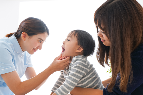 小児歯科でお口の中を確認してもらう小さな子ども